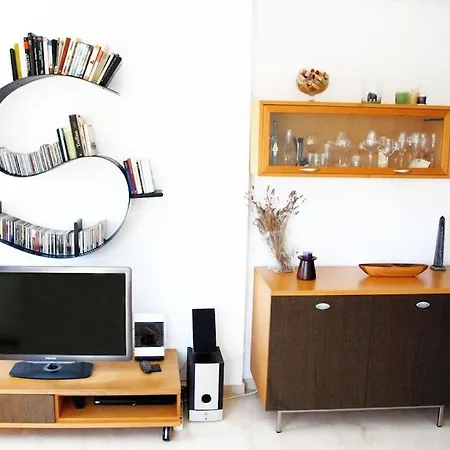 Artes Y Ciencias + Garaje + Netflix Appartamento