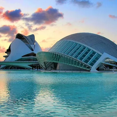 Artes Y Ciencias + Garaje + Netflix Appartamento *